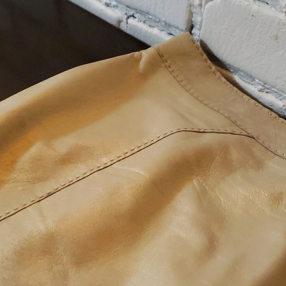 Shimmer gold leather look with stitching Elie Tahari size 14 skirt with back zip - Picture 2 of 4